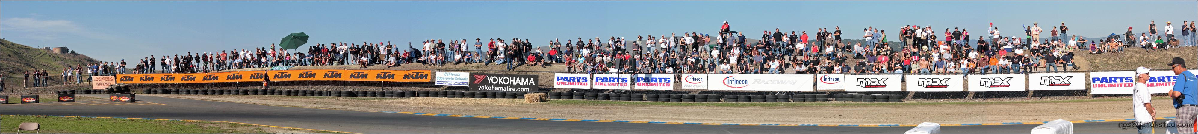 00_supermoto_fans_pano.jpg