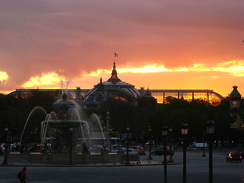 Nice view of the Grand Palais in the background (exhibition hall built for the Paris Exhibition of 1900).